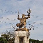 Monumento ba guerreiro timoroan. Foto husi George Henries iha Flickr (CC BY-NC-SA 2.0)