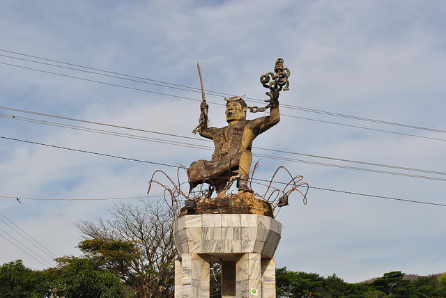 Monumento ba guerreiro timoroan. Foto husi George Henries iha Flickr (CC BY-NC-SA 2.0)